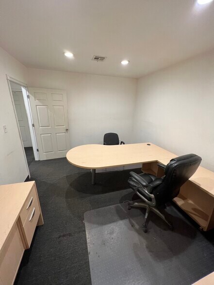 More Photos Of 225 N Highway 91, Summit Service For Lease