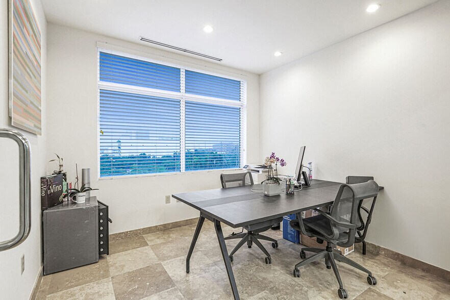 More Photos Of 17501 Biscayne Blvd, Aventura Office For Sale
