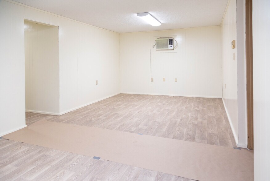 More Photos Of 211 S Austin St, Hutchins Flex For Sale