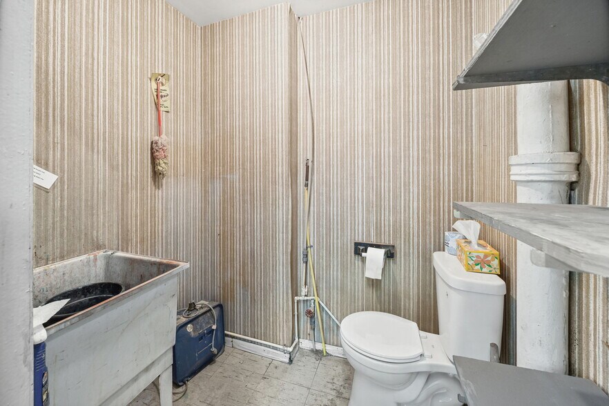 More Photos Of 215 W Franklin St, Delphi Flex For Sale