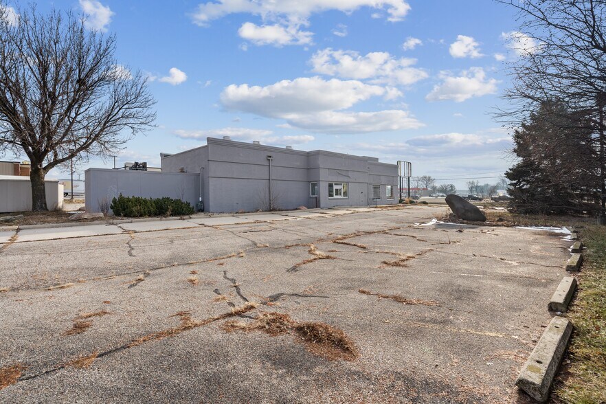 More Photos Of 10 Plaza Dr, Clear Lake General Retail For Sale