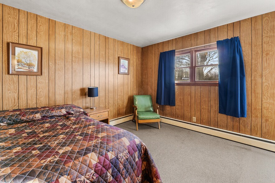 More Photos Of 4991 Arthur Rd, Slinger Hotel For Sale