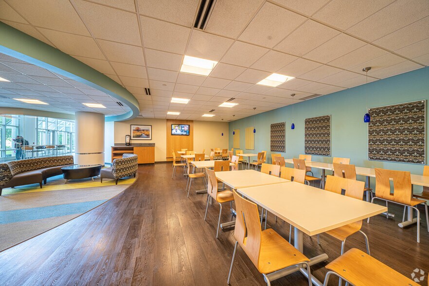 More Photos Of 605 US-169, Plymouth Medical For Lease