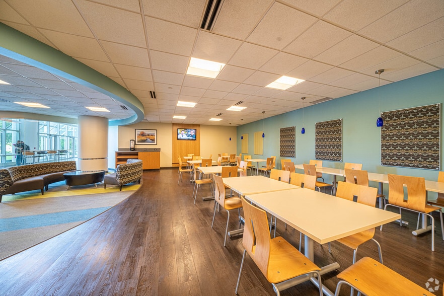 More Photos Of 605 US-169, Plymouth Medical For Lease