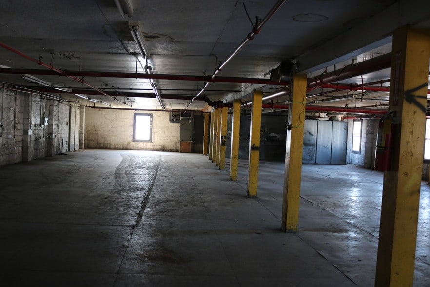 More Photos Of 2415 Lusk St, Guntersville Warehouse For Sale