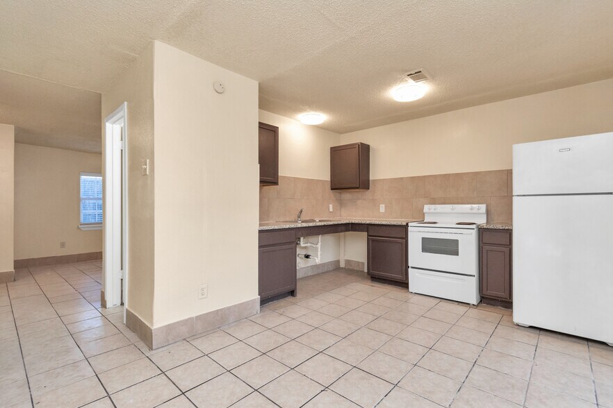 More Photos Of 6659 Brittmoore rd, Houston Multifamily For Sale