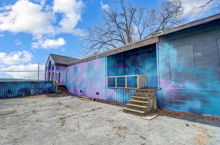 More Photos Of 1725 N Tryon St N, Charlotte Freestanding For Sale