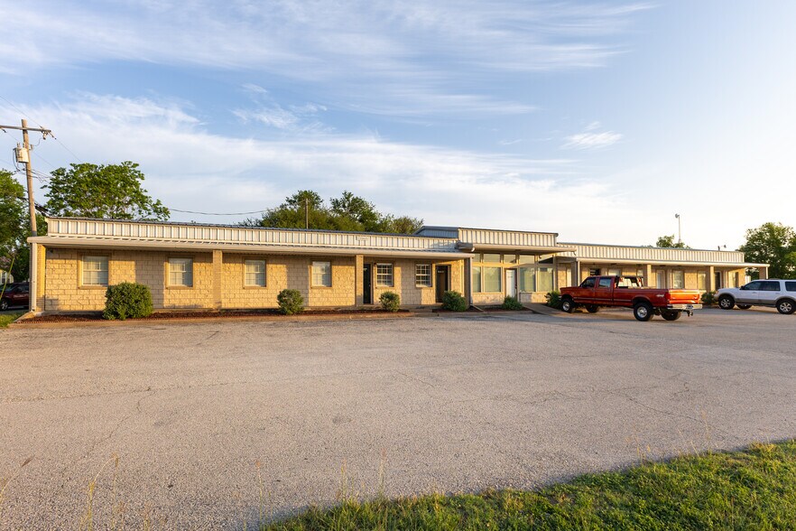 Primary Photo Of 1201 Barnard Street, Glen Rose Office For Lease