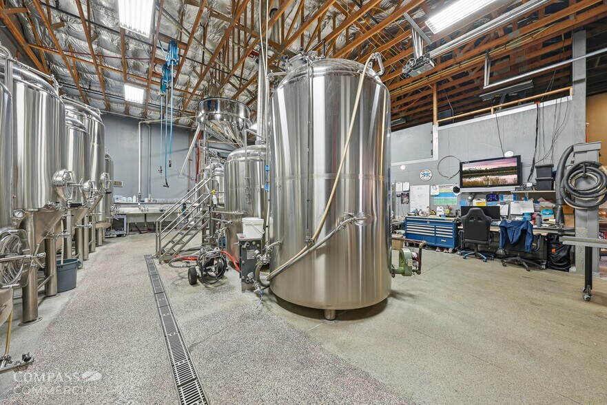More Photos Of 63063 Layton Ave, Bend Warehouse For Sale