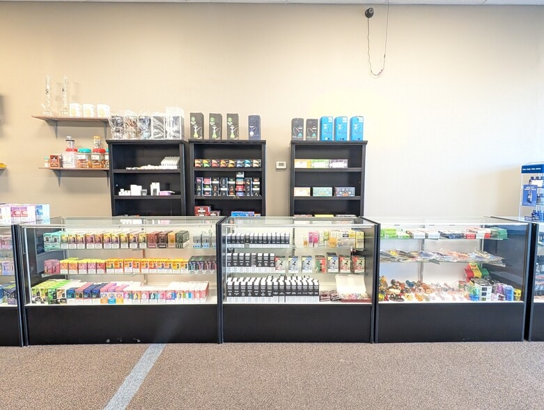 More Photos Of 9322 N Oak Trfy, Kansas City General Retail For Lease