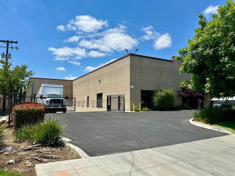 More Photos Of 96 S West Ave, Fresno Warehouse For Lease