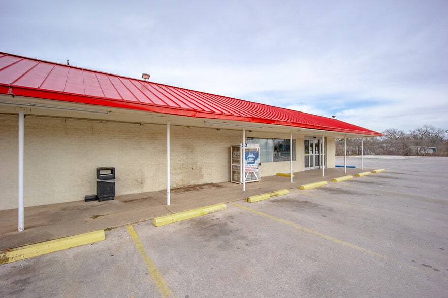 More Photos Of 1012 6th St, Maysville Supermarket For Sale