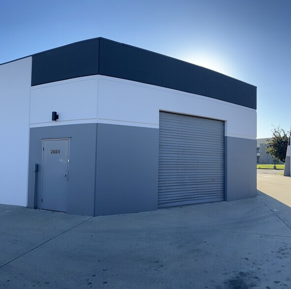 More Photos Of 2651 W Woodland Dr, Anaheim Manufacturing For Lease