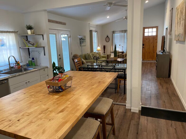 More Photos Of 747 Oasis St, New Braunfels Storefront Retail Residential For Sale