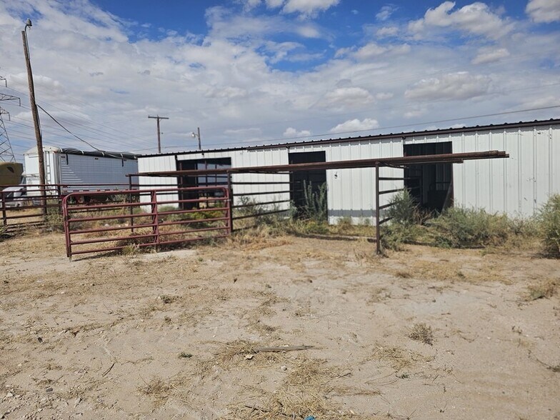 More Photos Of 11010 W Joan Dr, Odessa Warehouse For Lease