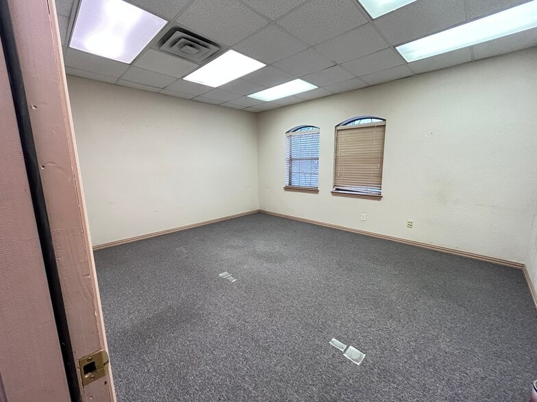 More Photos Of 1610 Posey Ln, Sulphur Springs Office For Sale
