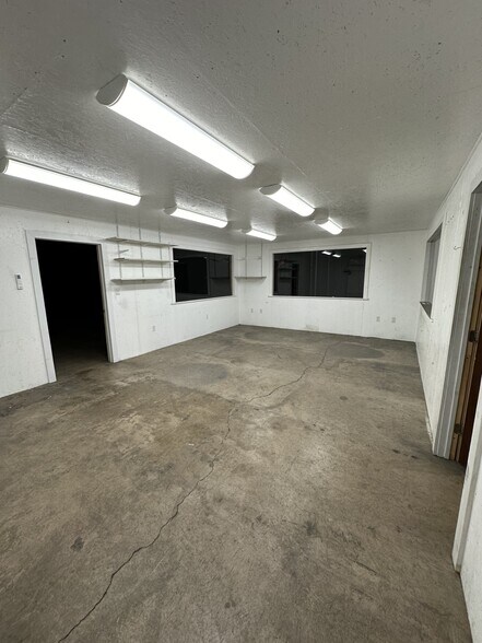 More Photos Of 4115 N 6th St, Harrisburg Warehouse For Lease