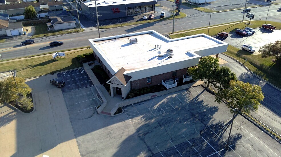 More Photos Of 435 E North St, Bradley Bank For Lease