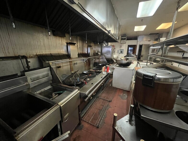 More Photos Of 62-02-62-30 Woodhaven Blvd, Rego Park Storefront For Lease
