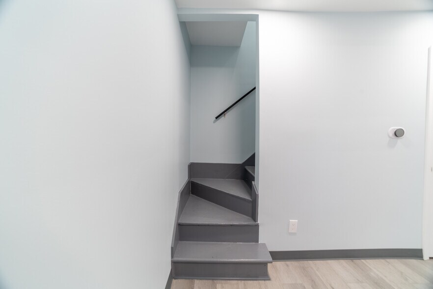 More Photos Of 125-127 Byassee Dr, Hazelwood Warehouse For Lease