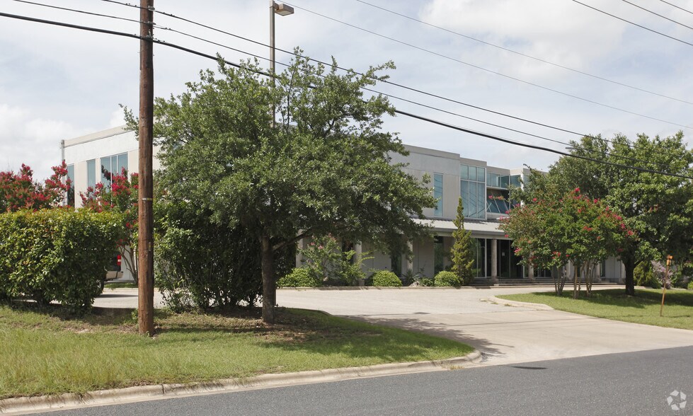 More Photos Of 3830 Promontory Point Dr, Austin Warehouse For Lease