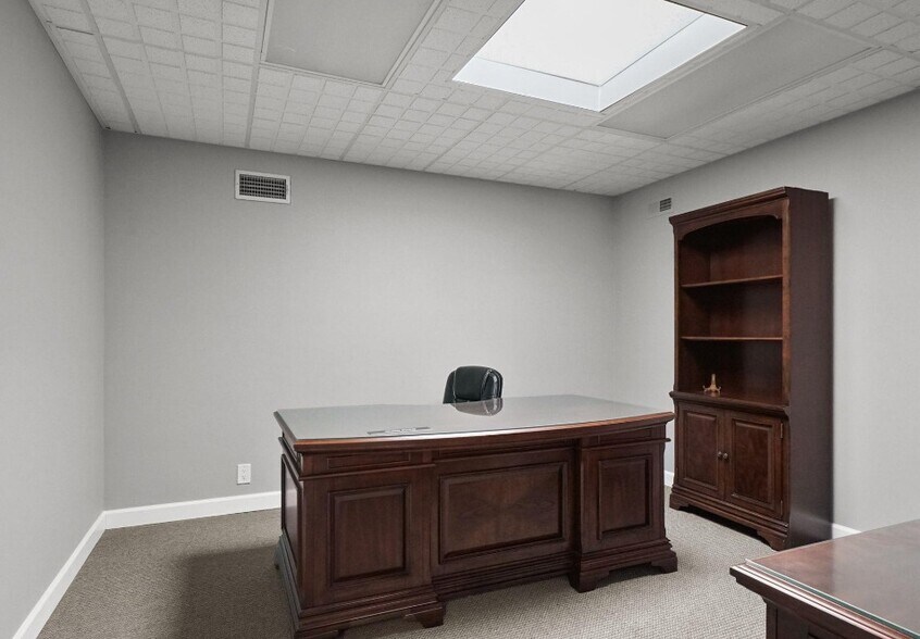 More Photos Of 33604 Grand River Ave, Farmington Office For Sale