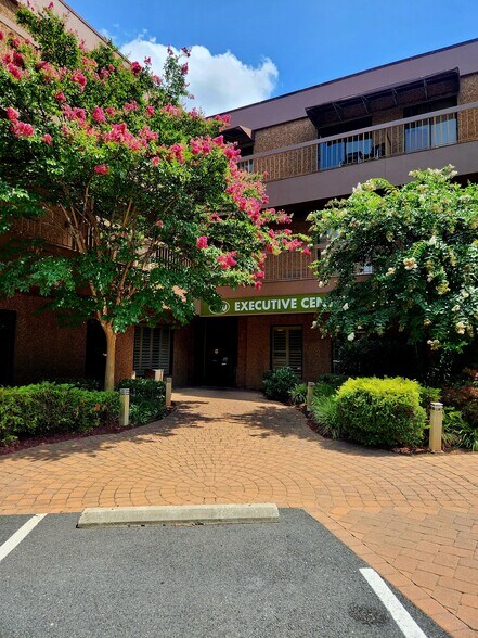 More Photos Of 450 Maple Ave E, Vienna Unknown For Lease