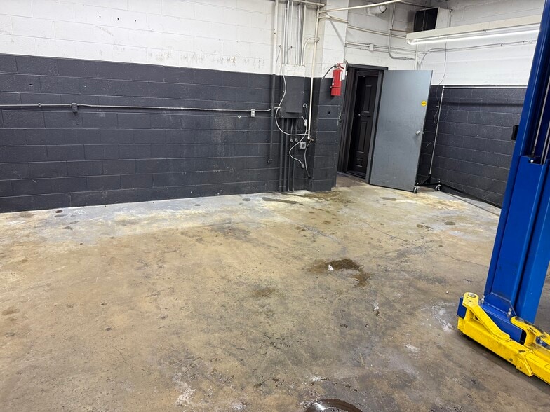 More Photos Of 3920 Hixson Pike, Chattanooga Auto Repair For Lease