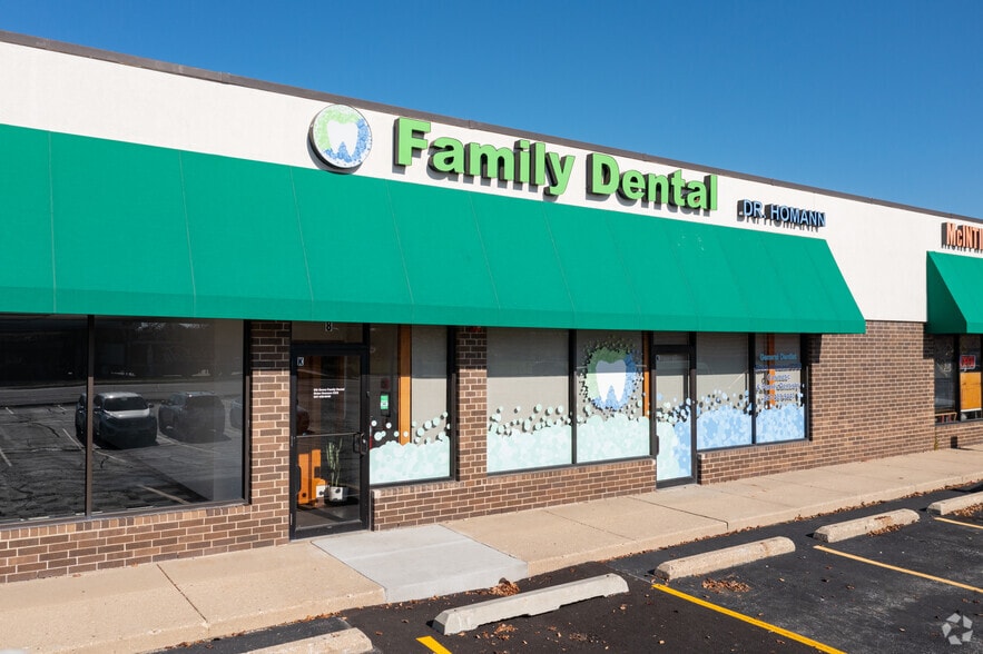 More Photos Of 2-12 E Devon Ave, Elk Grove Village General Retail For Lease