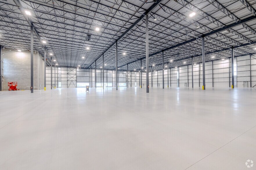 More Photos Of 190 Glover Rd, Hamilton Distribution For Lease