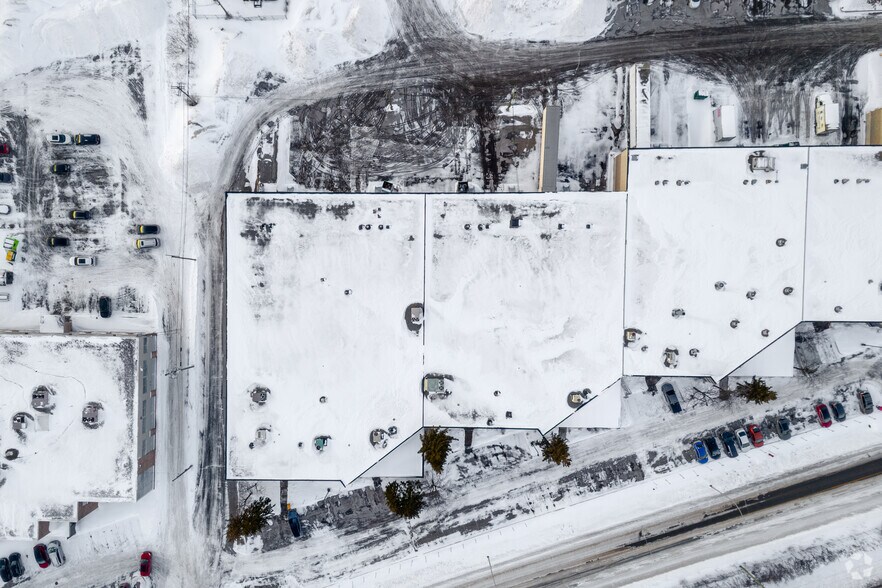 More Photos Of 1875-1905 Boul Lionel-Bertrand, Boisbriand Light Manufacturing For Lease