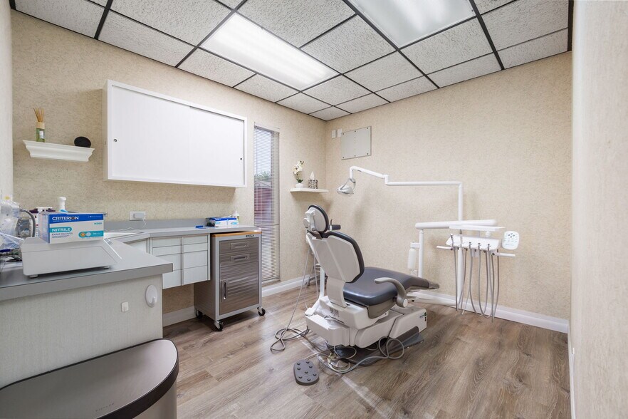More Photos Of 1701 66th St N, Saint Petersburg Medical For Sale