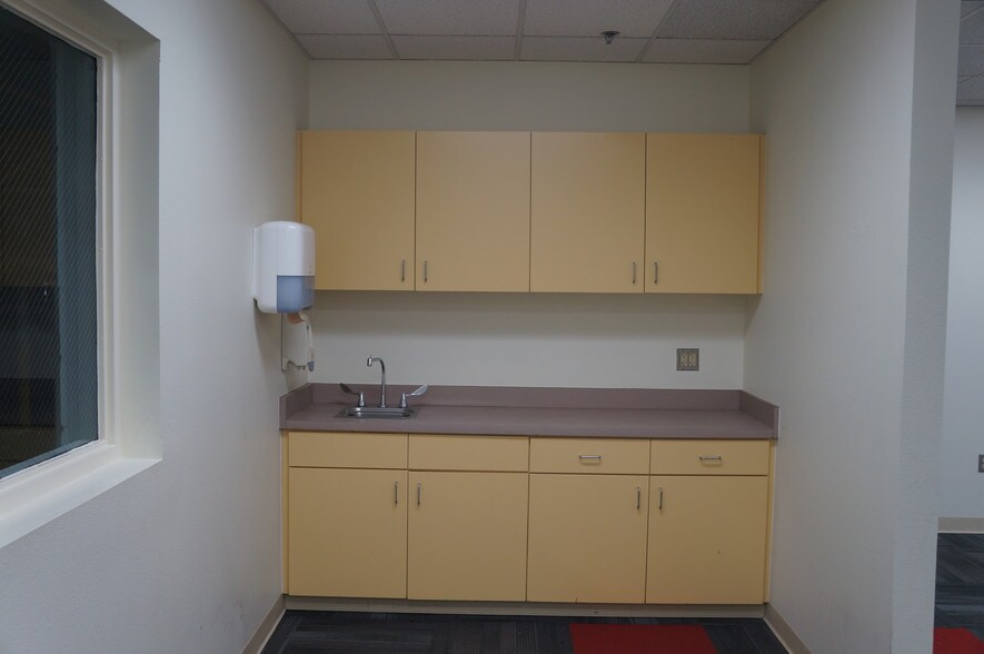 More Photos Of 6750 N Desert Blvd, El Paso Distribution For Lease