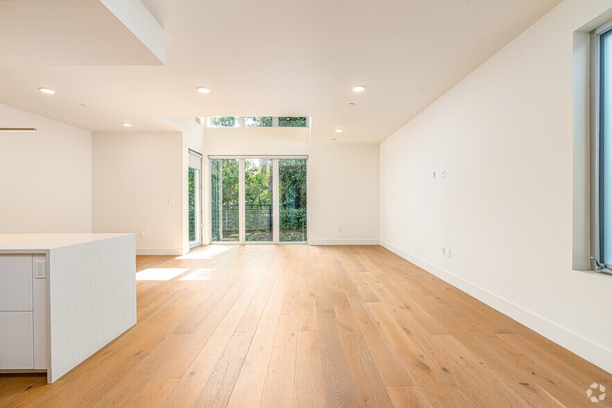 More Photos Of 2000 N Beachwood Dr, Los Angeles Apartments For Sale