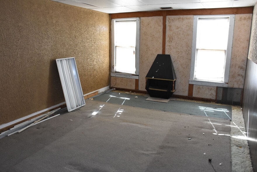 More Photos Of 106 S Main St, Springboro Storefront Retail Residential For Sale