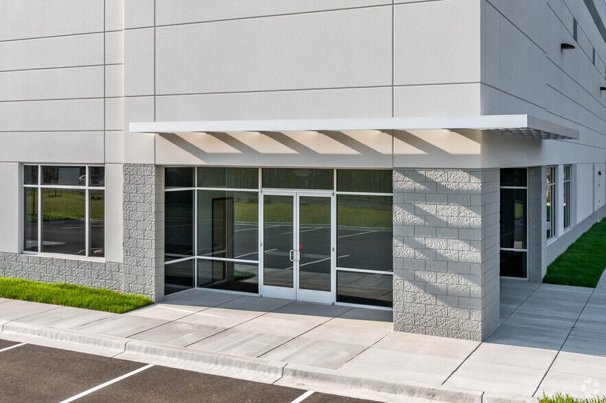 More Photos Of 16103 Queens Ct, Upper Marlboro Warehouse For Lease