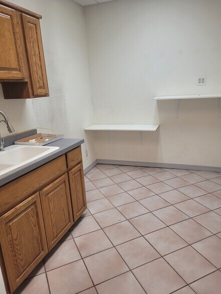 More Photos Of 7323 W Carole Ln, Glendale Light Distribution For Lease