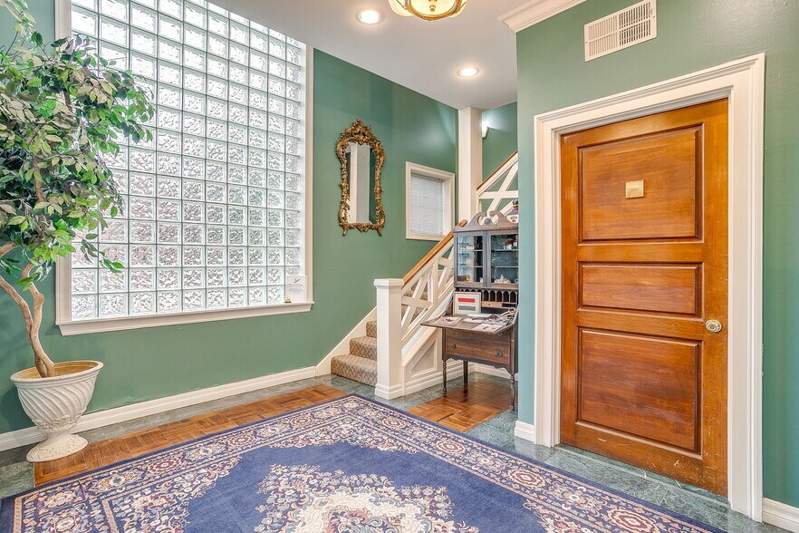 More Photos Of 1309 W Abram St, Arlington Office For Sale