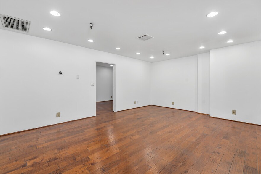 More Photos Of 713 N Victory Blvd, Burbank Warehouse For Lease