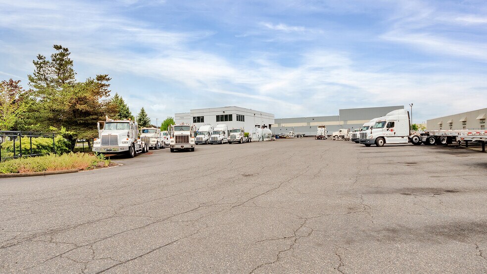 More Photos Of 7025 N Leadbetter Rd, Portland Service For Lease