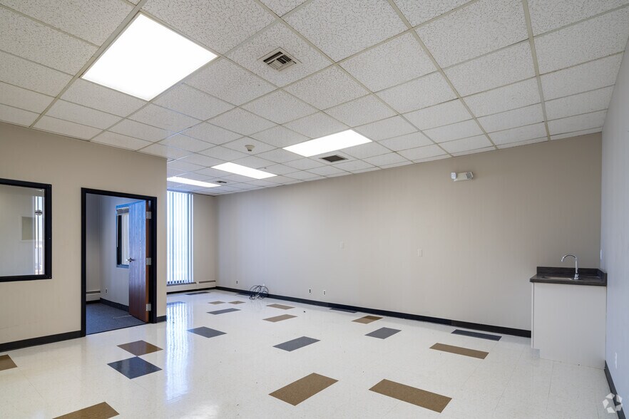 More Photos Of 25900 Greenfield Rd, Oak Park Office For Lease