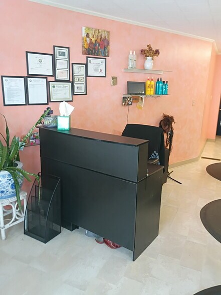 More Photos Of 89 Allds St, Nashua Convenience Store For Lease