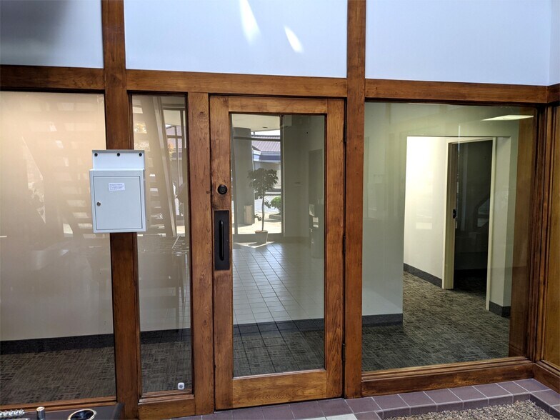 More Photos Of 417-423 N Main St, Evansville Office For Lease