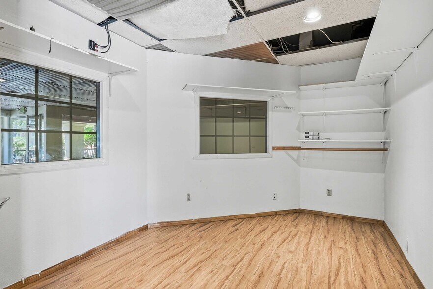 More Photos Of 24258-24274 Main St, Newhall Restaurant For Lease