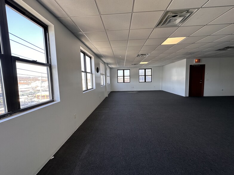 More Photos Of 2000 Hylan Blvd, Staten Island Office For Lease
