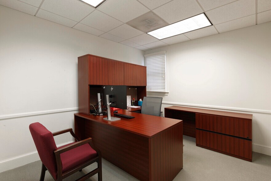 More Photos Of 6 S Pendleton St, Middleburg Office For Sale