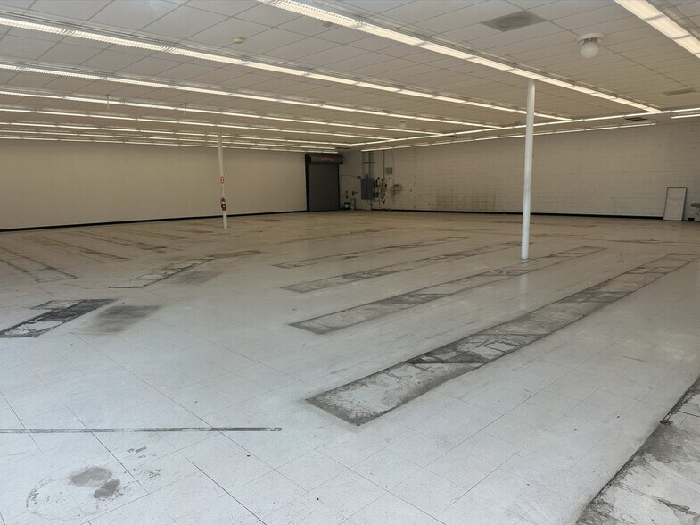 More Photos Of 4461 S Sheridan Rd, Tulsa Freestanding For Lease