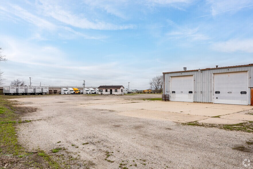 More Photos Of 1280-1330 Powis Rd, West Chicago Truck Terminal For Sale
