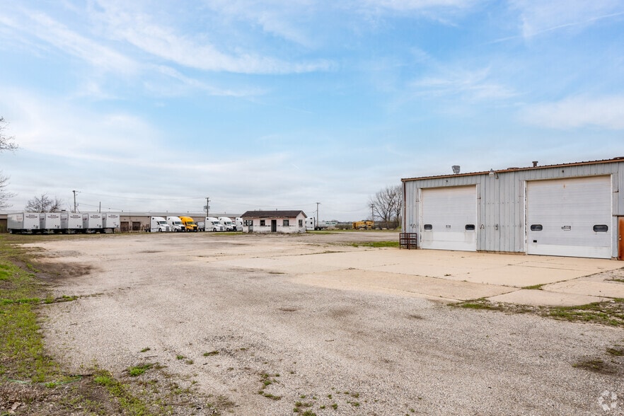 More Photos Of 1280-1330 Powis Rd, West Chicago Truck Terminal For Sale
