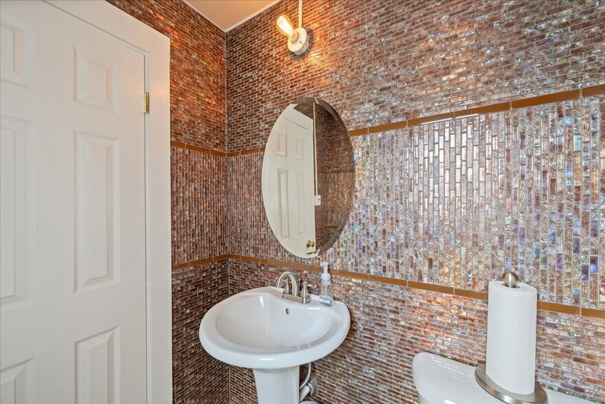 More Photos Of 310 E 17th St, Cheyenne Flex For Sale